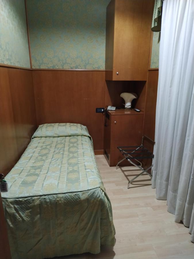 Single Room with Private External  Bathroom,1197153469:JPEG